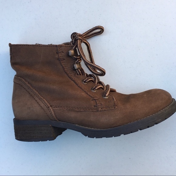 Steve Madden Shoes - Steve Madden Distressed Lace Up Ankle Boot Size 7